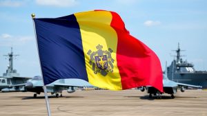 Steagul României cu avioane și nave militare.